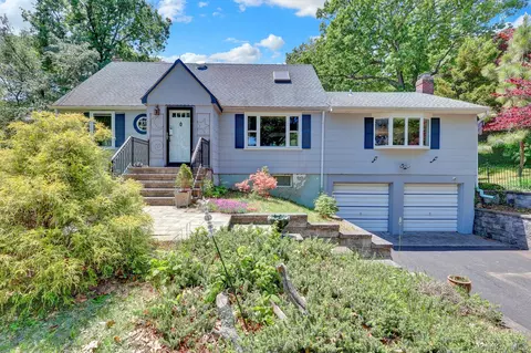 100 Elwood Rd, Northport, NY 11768
