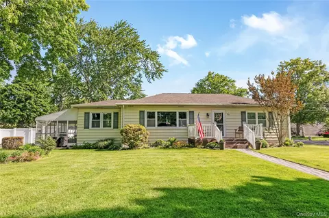 85 Wayne St, Hauppauge, NY 11788