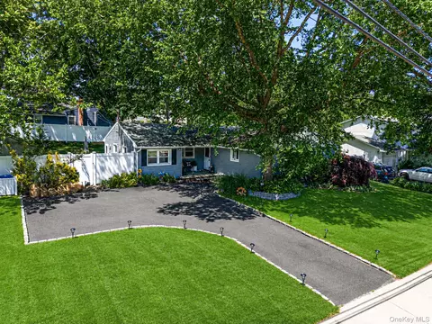 16 Valley St, Ronkonkoma, NY 11779