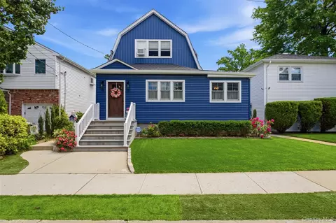 72 E Hitchcock Ave, Floral Park, NY 11001