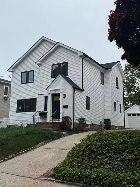105 Moore St, New Hyde Park, NY 11040