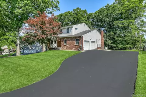 20 Dolphin Rd, Clarkstown, NY 10956