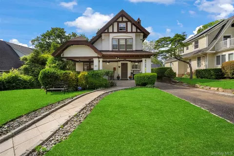 51 Maple Dr, North Hempstead, NY 11021