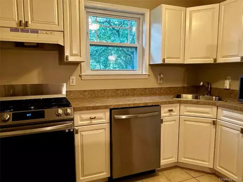 Kitchen - 249 Fairharbor Dr #249, Patchogue, NY 11772 photo 2 of 2