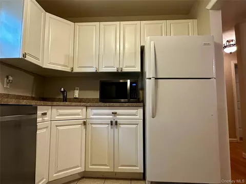 Kitchen - 249 Fairharbor Dr #249, Patchogue, NY 11772 photo 1 of 2