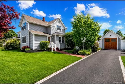 84 E Lakewood St, Patchogue, NY 11772