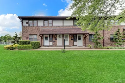 102 Mariners Way, Copiague, NY 11726