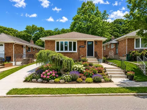 22659 76th Rd, New York, NY 11364