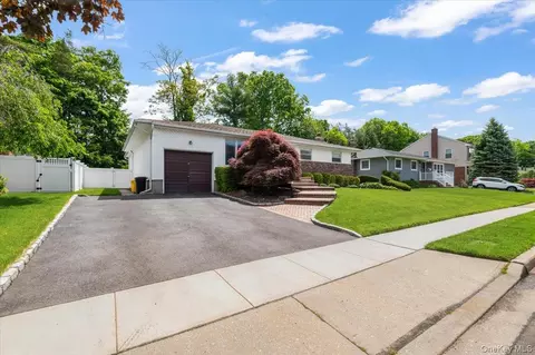 21 Beaumont Dr, Plainview, NY 11803