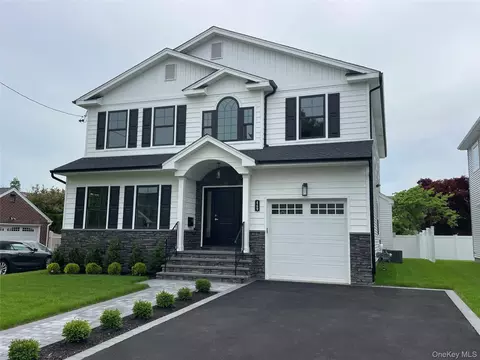 469 Andrews Rd, North Hempstead, NY 11501