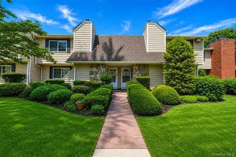 230 Lake Pointe Cir #230, Middle Island, NY 11953