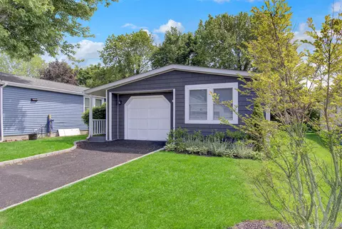 11 A Dogwood Ln #11 A, Manorville, NY 11949