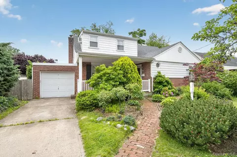 567 Pearl St, Oceanside, NY 11572