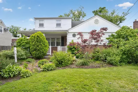 567 Pearl St, Oceanside, NY 11572