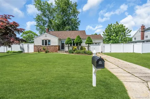86 W 17th St, Deer Park, NY 11729