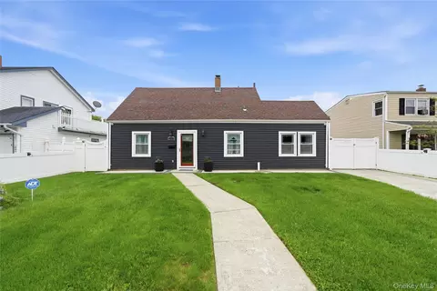 50 Ridge Ln, Levittown, NY 11756