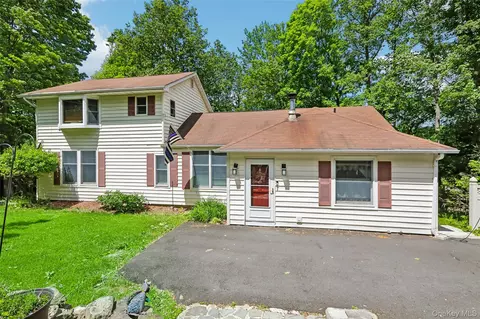 29 Olympus Rd, Woodbury, NY 10930