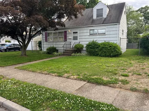 497 Maryann Ln, West Hempstead, NY 11552