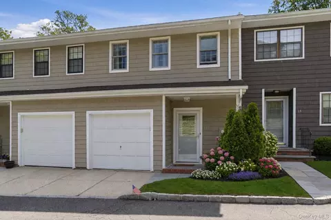 13 Pine St, Huntington, NY 11743