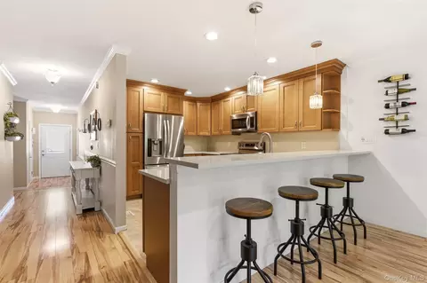 13 Pine St, Huntington, NY 11743