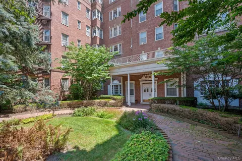 8449 168th St #2U, New York, NY 11432