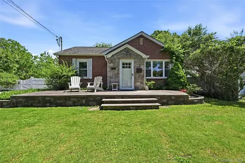 17 Pauchogue Ave, East Islip, NY 11730