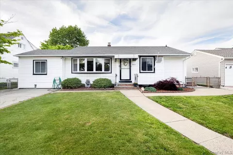 11 Adelphi Rd, Hicksville, NY 11801