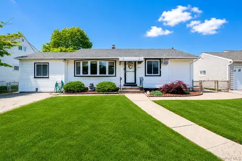 11 Adelphi Rd, Hicksville, NY 11801