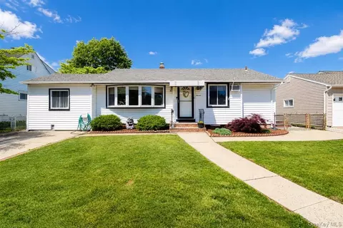 11 Adelphi Rd, Hicksville, NY 11801