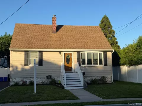 49 Mortimer Ave, Babylon, NY 11702