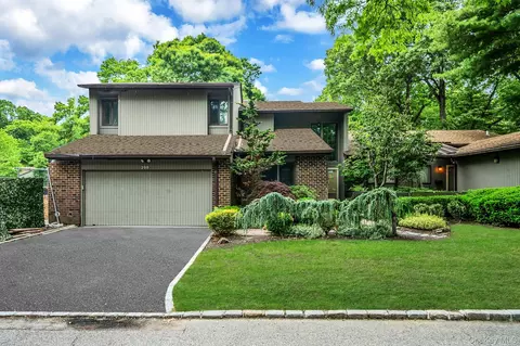 298 Vista Dr, Jericho, NY 11753