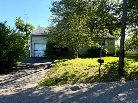 1 Catalpa Dr, East Northport, NY 11731