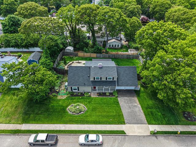 14 Lehigh Ln, Farmingville, NY 11738