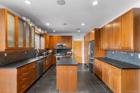 Kitchen - 9 Ronwood Rd, Ramapo, NY 10977 photo 2 of 3