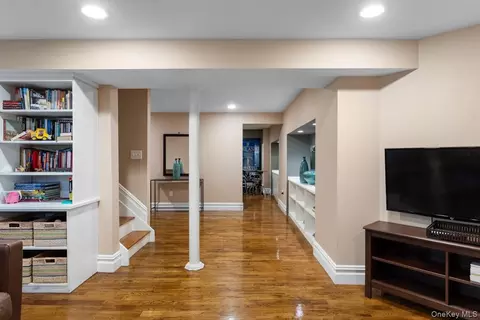 Entry Way - 9 Ronwood Rd, Ramapo, NY 10977 photo 4 of 5