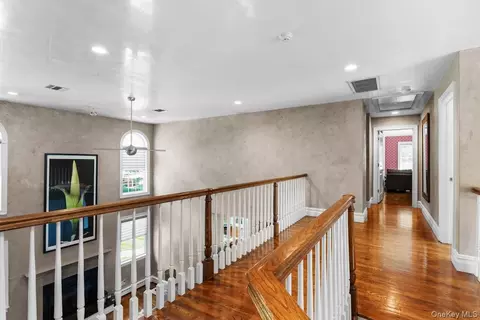 Entry Way - 9 Ronwood Rd, Ramapo, NY 10977 photo 2 of 5
