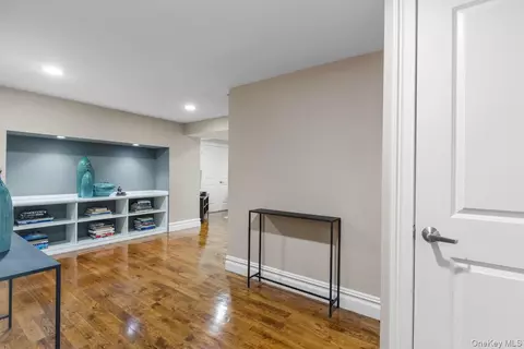 Entry Way - 9 Ronwood Rd, Ramapo, NY 10977 photo 5 of 5