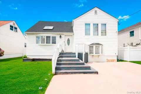 52 Martha St, Freeport, NY 11520