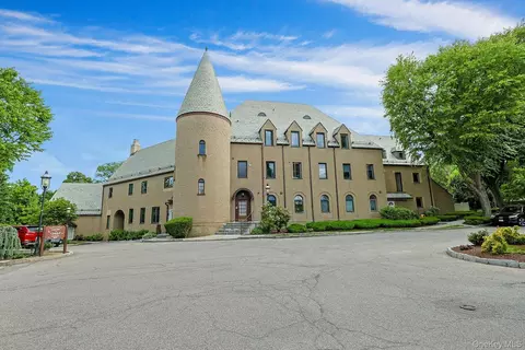 100 Chateau Ln #8, Mount Pleasant, NY 10532