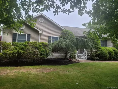 312 Riley Ave, Calverton, NY 11933