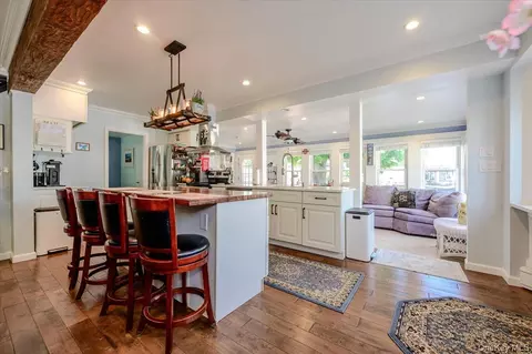 48 W 3rd St, Freeport, NY 11520