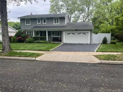 20 Lancia Dr, East Norwich, NY 11732