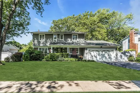 20 Lancia Dr, East Norwich, NY 11732