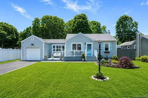 38 Argyle Dr, Shirley, NY 11967