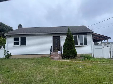 3 Surrey Dr, Amityville, NY 11701