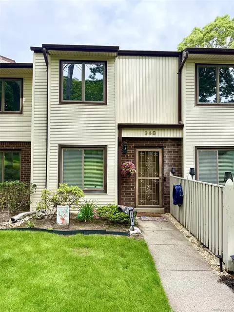 348 Clubhouse Ct #348, Coram, NY 11727