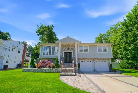 7 Dunhill Rd, North Hempstead, NY 11040