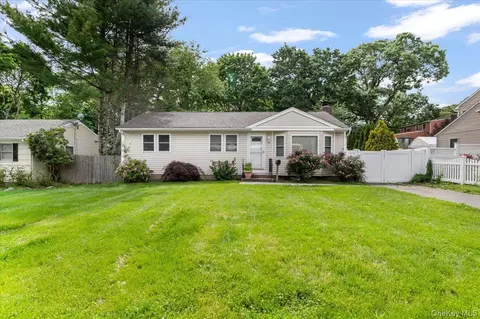 3 Kilburn Ave, Huntington Station, NY 11746