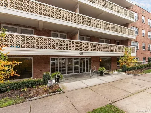 45 Hillpark Ave #2L, North Hempstead, NY 11021