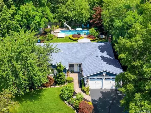 15 Bluff Cir, Hauppauge, NY 11788